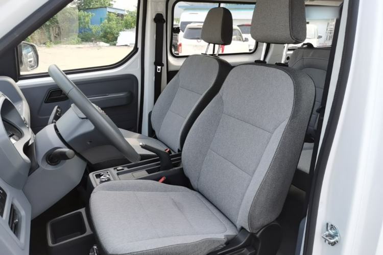 Used Wuling Yangguang 2024 300KM Comfort Version Passenger Van 75kW Left Front Seat