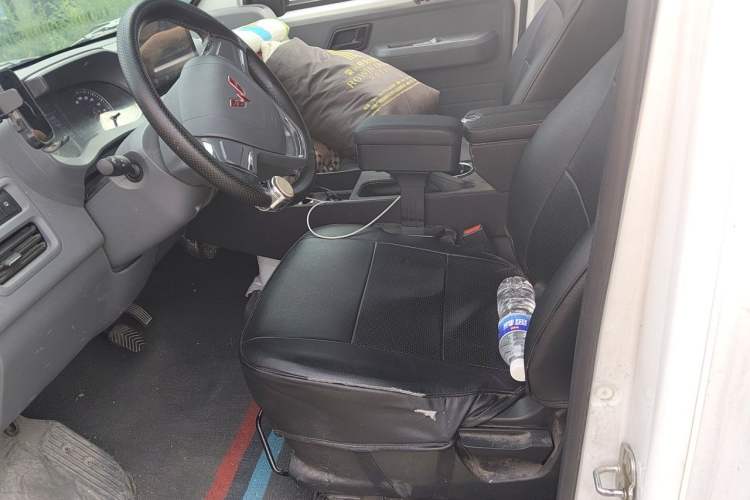 Used Wuling Yangguang 2024 300km Comfort-Grade Passenger Van 60kW Left Front Seat