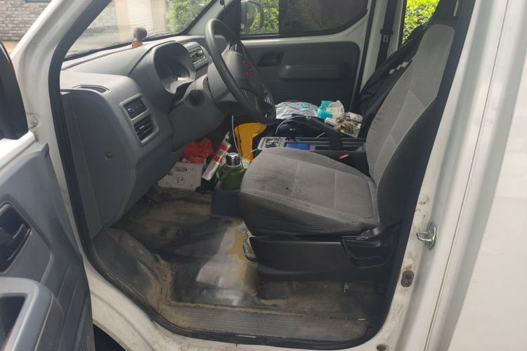 Used Wuling Yangguang 2024 300km Comfort-Grade Passenger Van 60kW Left Front Seat