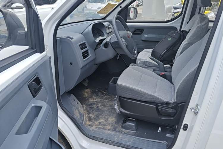 Used Wuling Yangguang 2024 300KM Comfort Version Passenger Van 75kW Left Front Seat