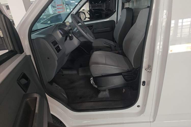 Used Wuling Yangguang 2024 300km Comfort Version with Sealed Windows 60kW Left Front Seat