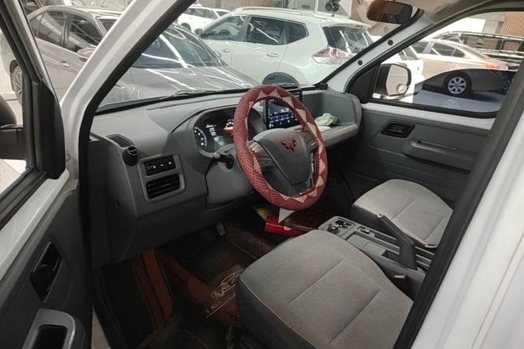 Used Wuling Yangguang 2024 300KM Comfort Version Passenger Van 75kW Left Front Seat