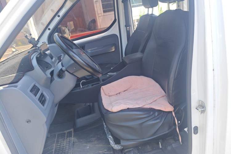 Used Wuling Yangguang 2024 300km Comfort-Grade Passenger Van 60kW Left Front Seat
