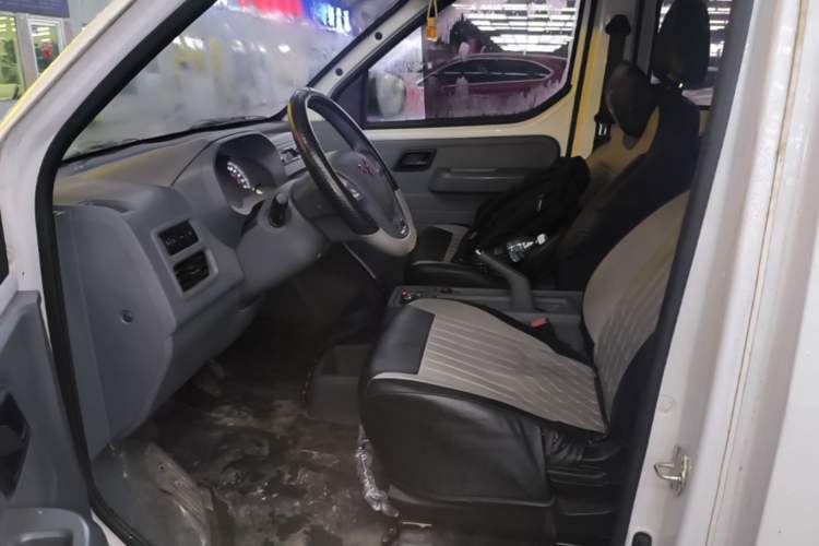 Used Wuling Yangguang 2024 300KM Comfort Version Passenger Van 75kW Left Front Seat