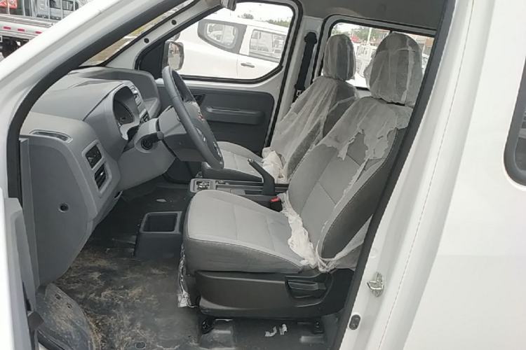 Used Wuling Yangguang 2024 300KM Comfort Version Passenger Van 75kW Left Front Seat
