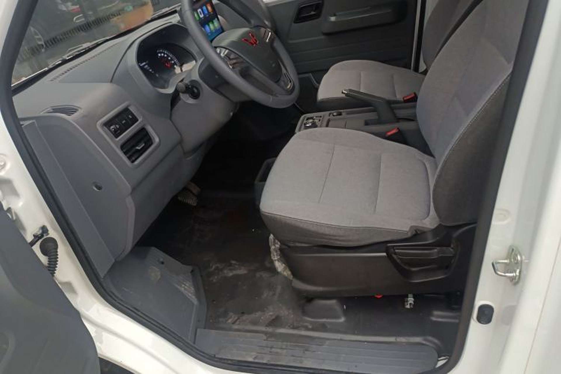 Used Wuling Yangguang 2024 300km Comfort-Grade Passenger Van 60kW Left Front Seat
