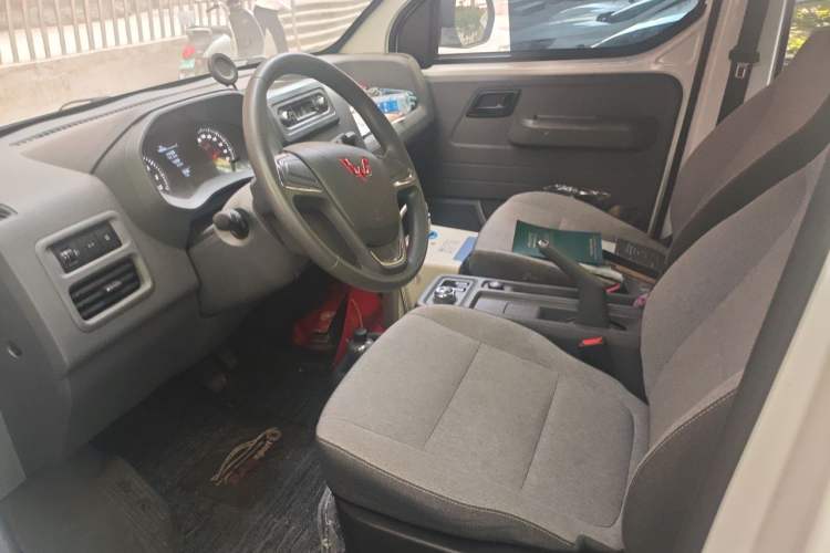 Used Wuling Yangguang 2024 300km Comfort-Grade Passenger Van 60kW Left Front Seat