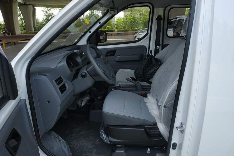 Used Wuling Yangguang 2024 300KM Comfort Version Passenger Van 75kW Left Front Seat