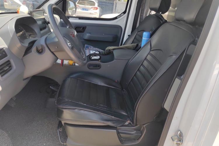 Used Wuling Yangguang 2024 300km Comfort-Grade Passenger Van 60kW Left Front Seat