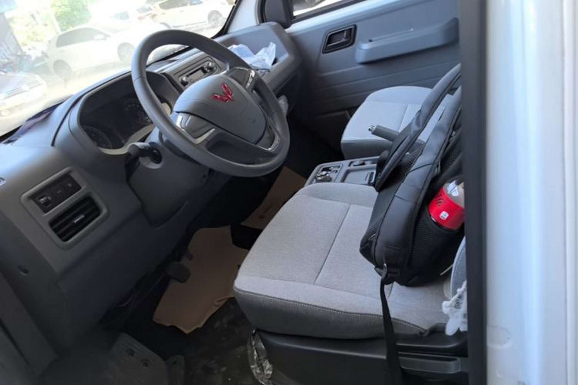 Used Wuling Yangguang 2024 300KM Comfort Version Passenger Van 75kW Left Front Seat