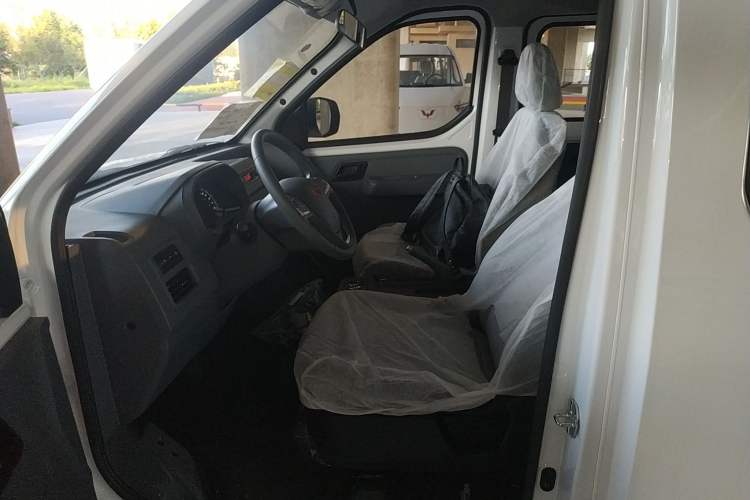 Used Wuling Yangguang 2024 300KM Comfort Version Passenger Van 75kW Left Front Seat