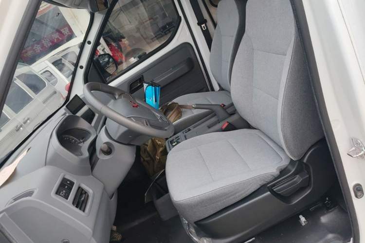 Used Wuling Yangguang 2024 300KM Comfort Version Passenger Van 75kW Left Front Seat