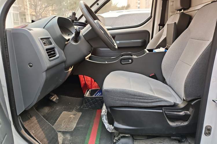 Used Wuling Yangguang 2024 300km Range Practical Window-Sealed Version 60kW Left Front Seat