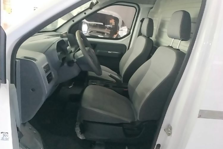 Used Wuling Yangguang 2024 230km Practical Enclosed-Window Version 60kW Left Front Seat