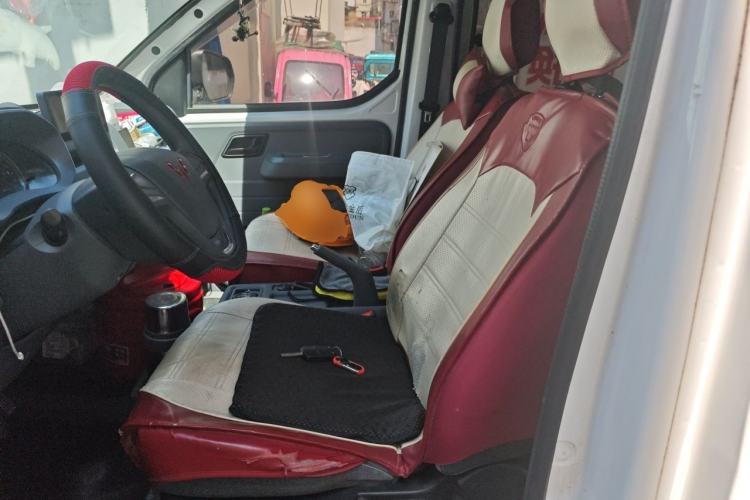 Used Wuling Yangguang 2024 300km Comfort-Grade Passenger Van 60kW Left Front Seat