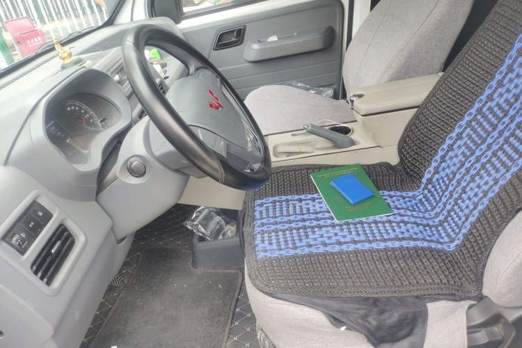 Used Wuling Yangguang 2024 300KM Comfort Version Passenger Van 75kW Left Front Seat