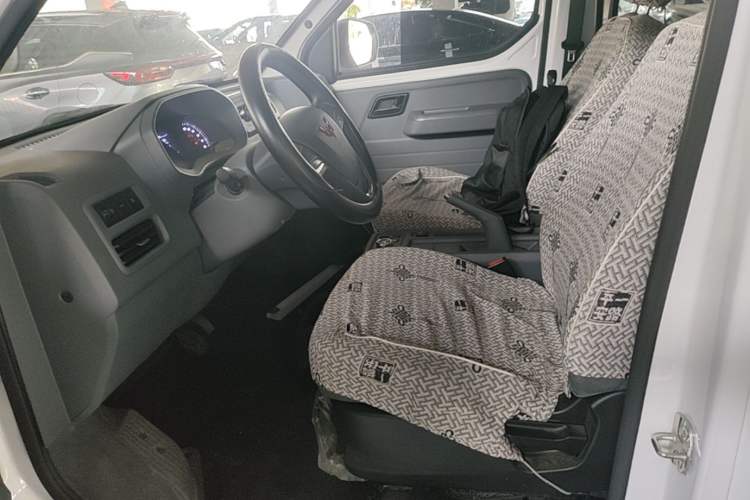 Used Wuling Yangguang 2024 300KM Comfort Version Passenger Van 75kW Left Front Seat