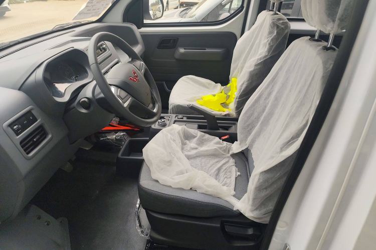 Used Wuling Yangguang 2024 300KM Comfort Version Passenger Van 75kW Left Front Seat