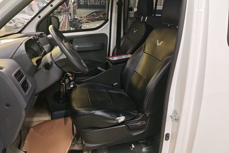 Used Wuling Yangguang 2024 300km Comfort-Grade Passenger Van 60kW Left Front Seat