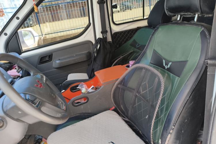 Used Wuling Yangguang 2024 300km Comfort-Grade Passenger Van 60kW Left Front Seat