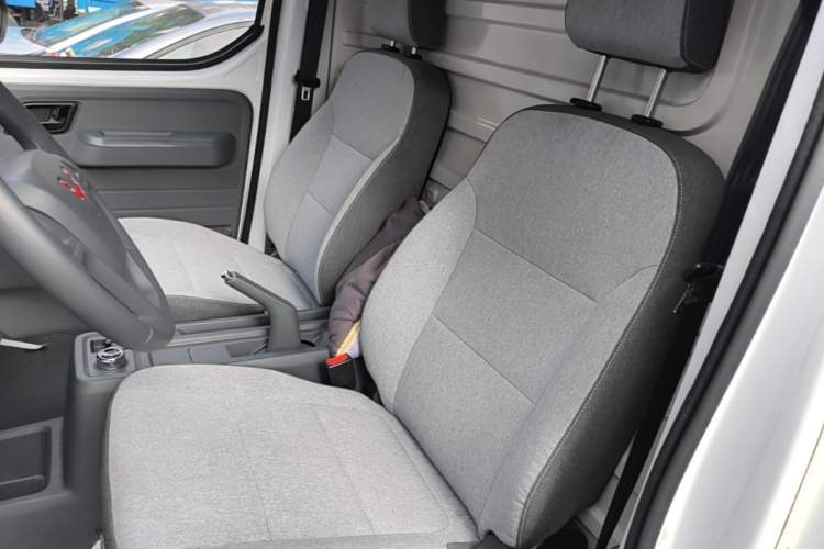 Used Wuling Yangguang 2024 300km Range Practical Window-Sealed Version 60kW Left Front Seat