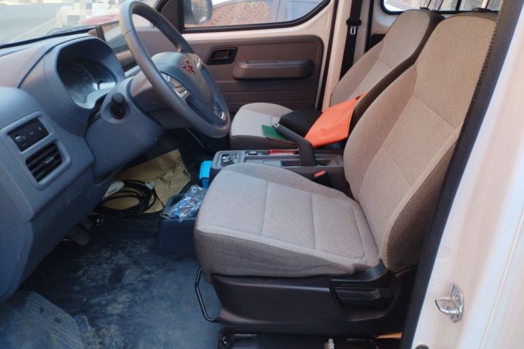 Used Wuling Yangguang 2024 300KM Comfort Version Passenger Van 75kW Left Front Seat