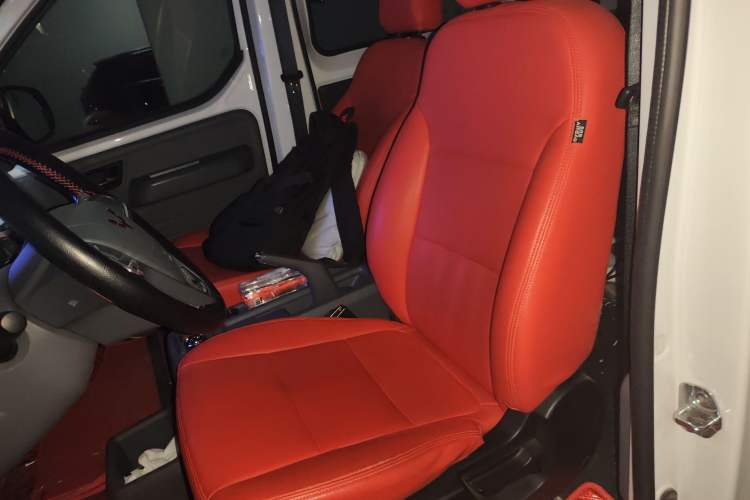 Used Wuling Yangguang 2024 300KM Comfort Version Passenger Van 75kW Left Front Seat