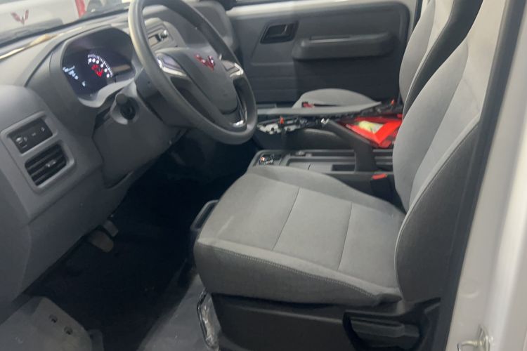 Used Wuling Yangguang 2024 300KM Comfort Version Passenger Van 75kW Left Front Seat