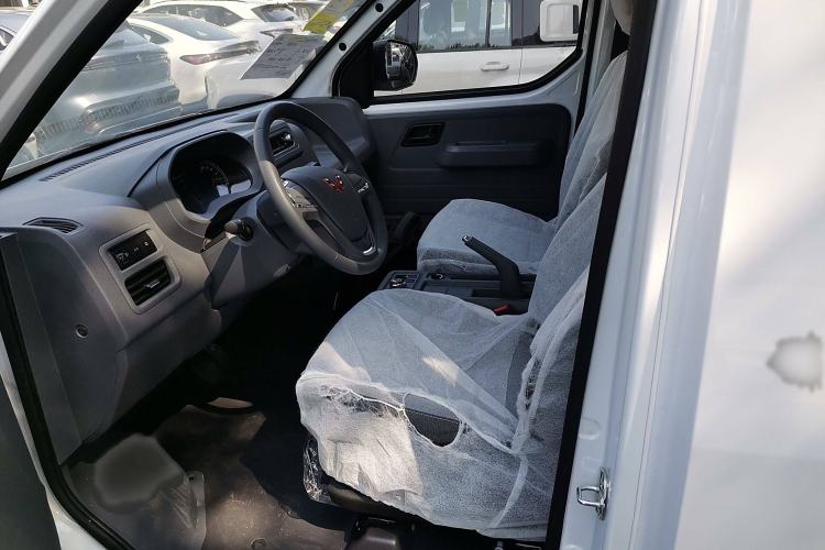 Used Wuling Yangguang 2024 300KM Comfort Version Passenger Van 75kW Left Front Seat