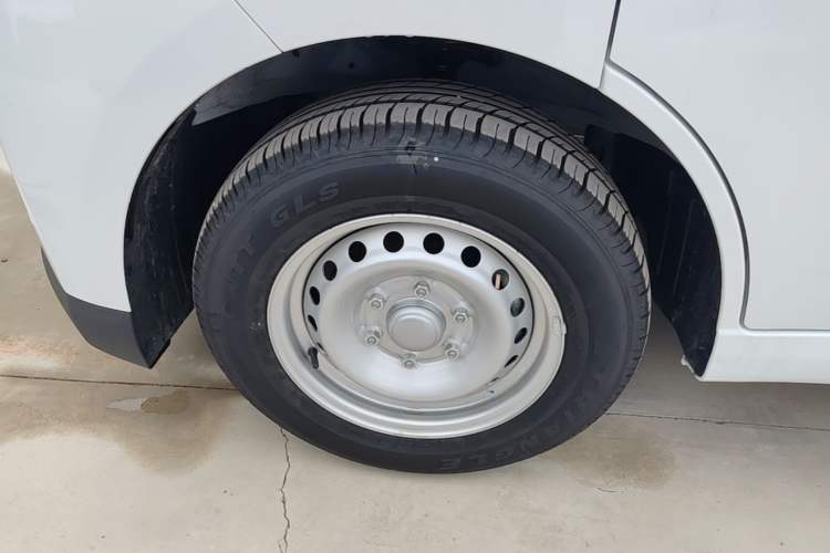 Used Wuling Yangguang 2024 300KM Comfort Version Passenger Van 75kW Left Front Wheel Hub