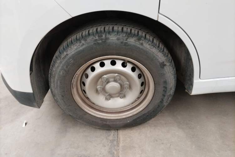 Used Wuling Yangguang 2024 300km Range Practical Window-Sealed Version 60kW Left Front Wheel Hub