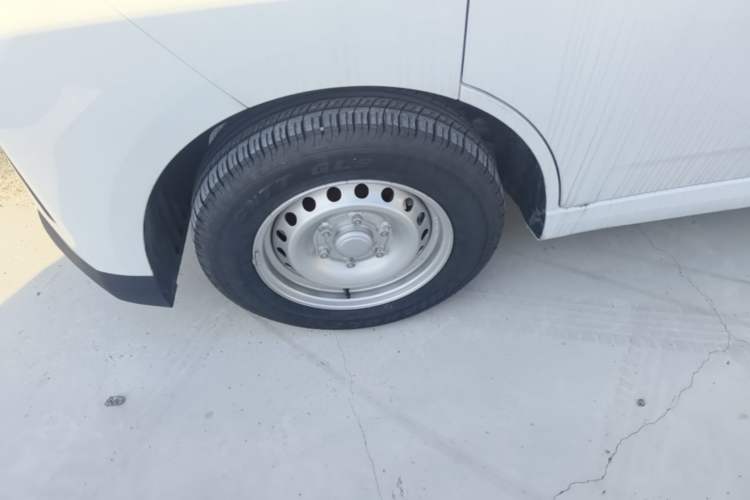 Used Wuling Yangguang 2024 300KM Comfort Version Passenger Van 75kW Left Front Wheel Hub