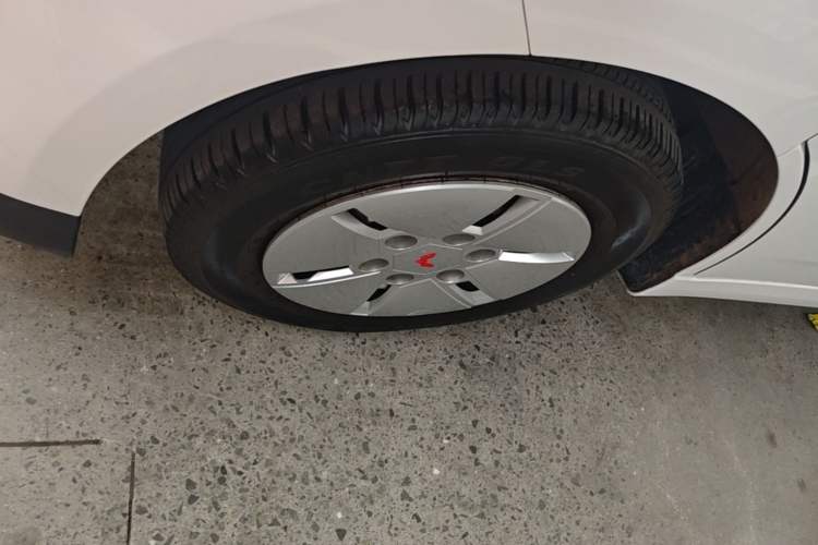 Used Wuling Yangguang 2024 300km Comfort Version with Sealed Windows 60kW Left Front Wheel Hub