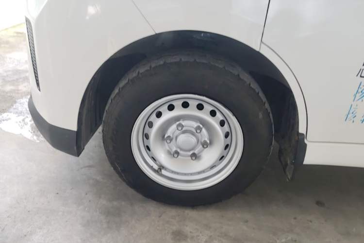 Used Wuling Yangguang 2024 300km Range Practical Window-Sealed Version 60kW Left Front Wheel Hub