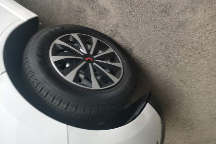 Used Wuling Yangguang 2024 300km Comfort-Grade Passenger Van 60kW Left Front Wheel Hub