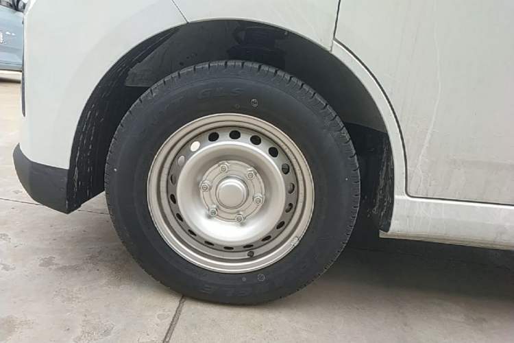 Used Wuling Yangguang 2024 300KM Comfort Version Passenger Van 75kW Left Front Wheel Hub