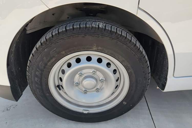 Used Wuling Yangguang 2024 300KM Comfort Version Passenger Van 75kW Left Front Wheel Hub
