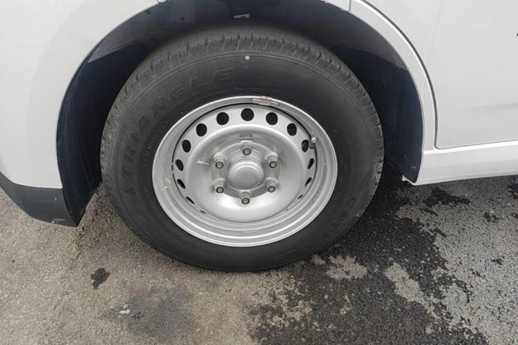 Used Wuling Yangguang 2024 300km Range Practical Window-Sealed Version 60kW Left Front Wheel Hub