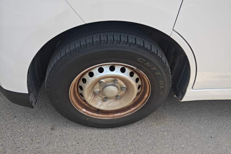 Used Wuling Yangguang 2024 300KM Comfort Version Passenger Van 75kW Left Front Wheel Hub