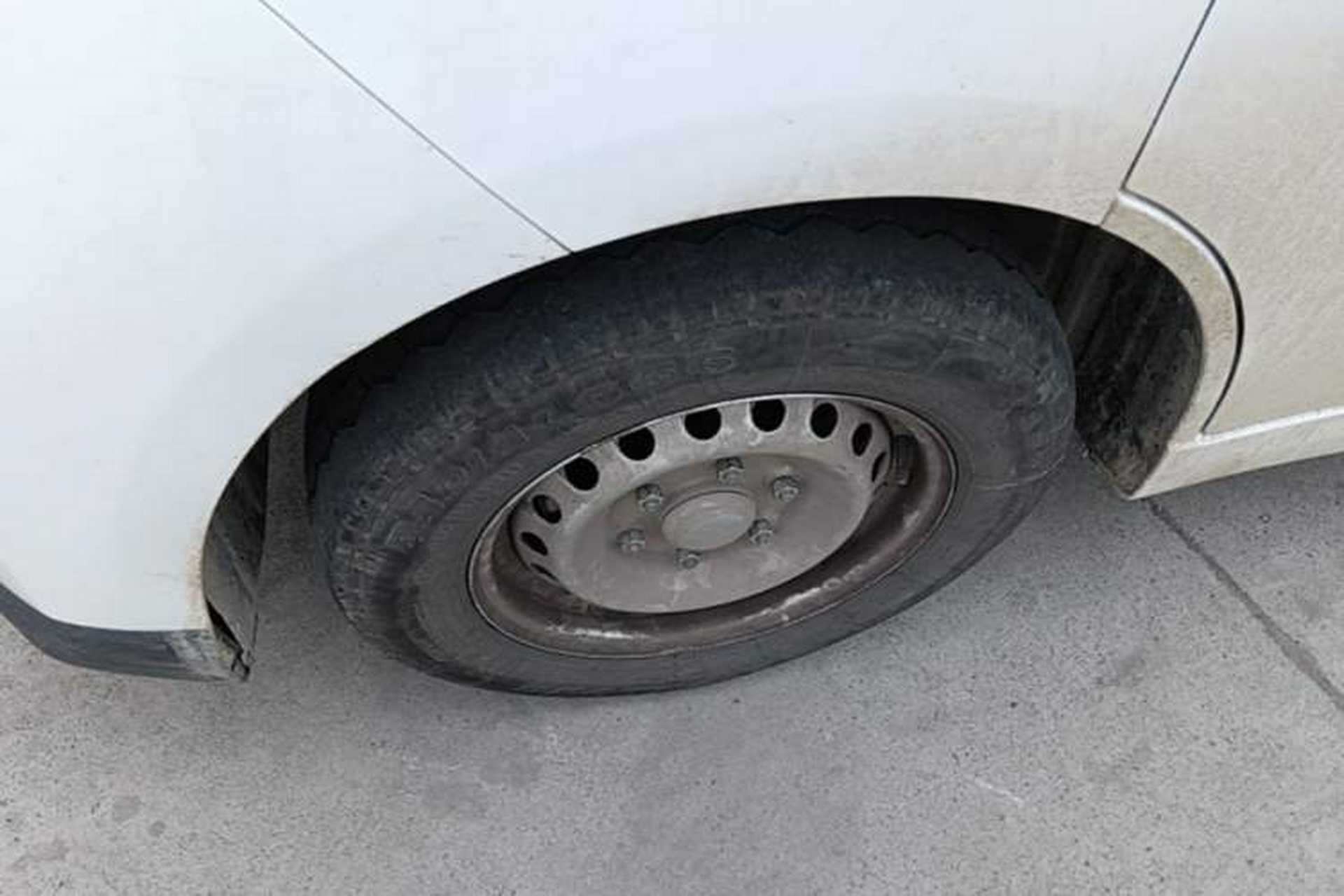 Used Wuling Yangguang 2024 300KM Comfort Version Passenger Van 75kW Left Front Wheel Hub