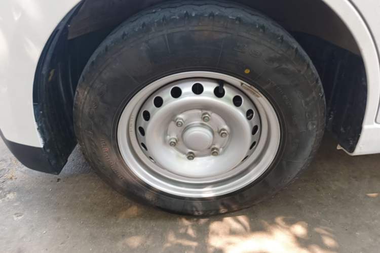 Used Wuling Yangguang 2024 300KM Comfort Version Passenger Van 75kW Left Front Wheel Hub