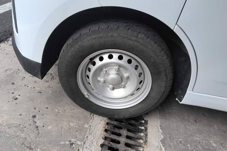 Used Wuling Yangguang 2024 300KM Comfort Version Passenger Van 75kW Left Front Wheel Hub