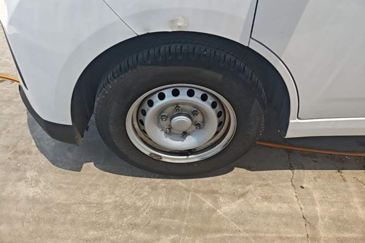 Used Wuling Yangguang 2024 300KM Comfort Version Passenger Van 75kW Left Front Wheel Hub