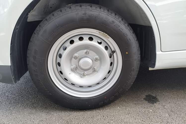 Used Wuling Yangguang 2024 300KM Comfort Version Passenger Van 75kW Left Front Wheel Hub