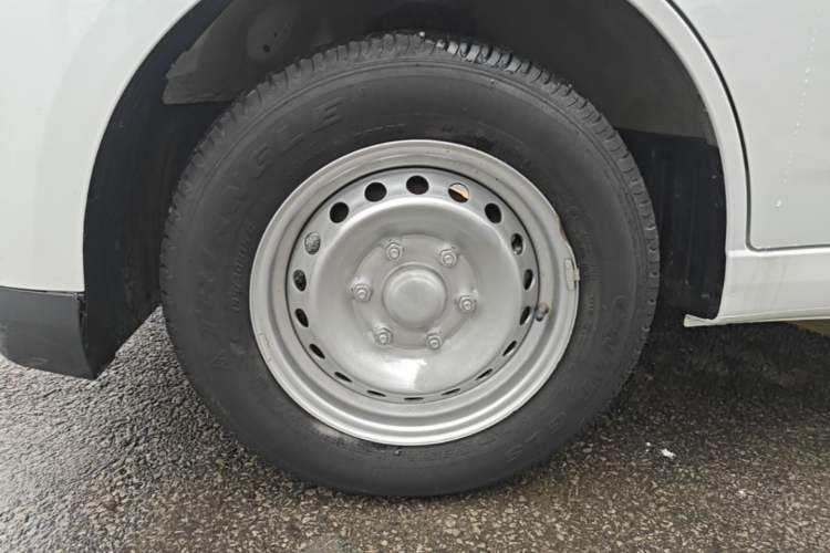 Used Wuling Yangguang 2024 300KM Comfort Version Passenger Van 75kW Left Front Wheel Hub