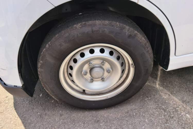 Used Wuling Yangguang 2024 300KM Comfort Version Passenger Van 75kW Left Front Wheel Hub