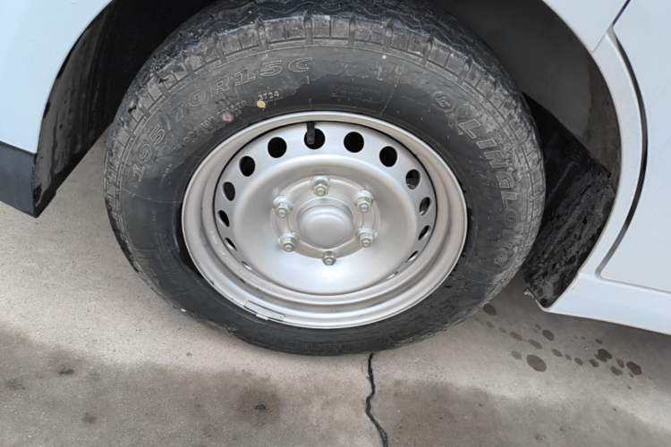 Used Wuling Yangguang 2024 300KM Comfort Version Passenger Van 75kW Left Front Wheel Hub