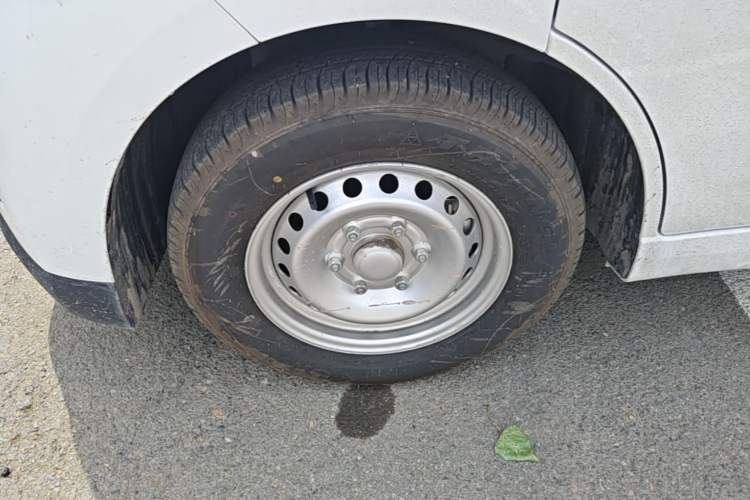 Used Wuling Yangguang 2024 300KM Comfort Version Passenger Van 75kW Left Front Wheel Hub