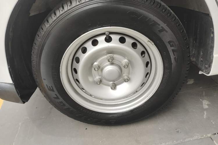 Used Wuling Yangguang 2024 300km Range Practical Window-Sealed Version 60kW Left Front Wheel Hub
