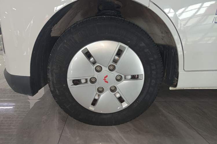Used Wuling Yangguang 2024 300km Comfort Version with Sealed Windows 60kW Left Front Wheel Hub